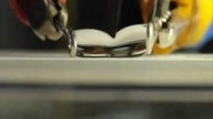 Superhydrofobowy n&oacute;ż przecina kroplę wody na p&oacute;ł