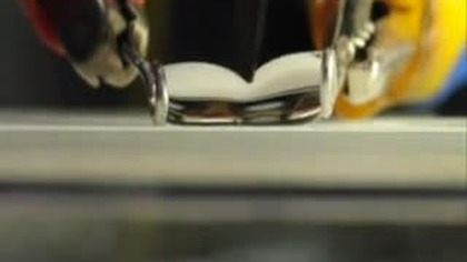 Superhydrofobowy n&oacute;ż przecina kroplę wody na p&oacute;ł