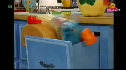 Przyszedł lekarz do dużego niebieskiego domu