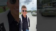 Nieelektryczny stary Dodge VIPER o wartości nowej Tesli Model S 