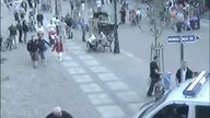Policja dowozi jedzenie na sygnanle