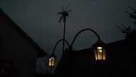 Latarnia zasilana elektrownią wiatrową.