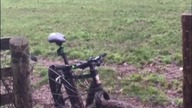 Uwalnianie roweru zaplątanego w ogrodzeniu, kt&oacute;re jest pod napięciem