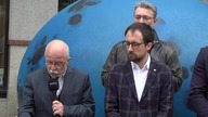 Sztuczna kałuża i jajo Trzaskowskiego z czarnymi plamami za 200tys zł!