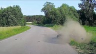 Motocyklista wypada z drogi na zakręcie  polskiedrogiPLUS