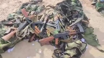 Całe syryjskie oddziały regularnej armii porzuciły broń i mundury i uciekły z Syrii