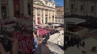 Tak wygladał moment wyniesienia trumny z ciałem papieza Franciszka na plac Św.  Piotra