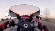 Wariat na motorze jedzie ponad 200km/h na jednym kole