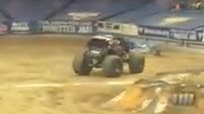 Efektowny przejazd podczas zawodów Monster Truck