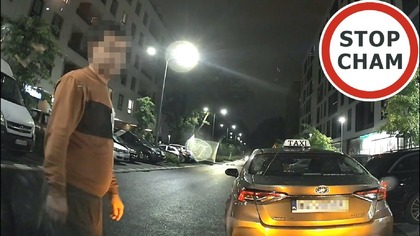 Sytuacja miała miejsce w Warszawie Ursus. Żona zjeżdżała ze skrzyżowania ustępując pieszemu przejście na drugą stronę. Pan z Ubera nie zauważył tej sytuacji i wjechał w tył mojego auta. Po tym zdarzeniu żona zgodziła się przejechać 100m dalej aby uberowiec dowiózł klienta na miejsce i tam zatrzymali się wyjaśnić sytuację. W międzyczasie wyszedłem do żony ponieważ okazało się że Pan nie bardzo rozumie po polsku. Pytaliśmy go o dokumenty ale Pan kręcił nosem udając że nie rozumie o co chodzi. Mi to zapaliło czerwoną lampkę i od razu zadzwoniłem na policję. Pan był zestresowany i nie miał przy sobie nic. Finalnie jak widać na nagraniu chciał żebyśmy za nim pojechali do jego domu na co się nie zgodziłem (chciał pokazać nam dokumenty i oferował też pieniądze). To tylko świadczyło o tym że bał się konsekwencji przyjazdu funkcjonariuszy. Kiedy wsiadł ostatni raz do auta stwierdził że odjedzie machając nam ręką. Uprzedzając pytania czemu nie pojechałem za nim. Nie miałem od początku zamiaru go ganiać bo to by się mogło źle skończyć. Żałuję tylko że nie zastawiłem go drugim autem lub nie zabrałem kluczyków. Teraz sprawa jest w wydziale ruchu drogowego w Warszawie gdzie będzie się toczyć miesiącami. Nie mogłem tego tak zostawić bo auto jest w leasingu. Mam nadzieję że ten film spowoduje zwiększenie świadomości że taksówkarze niekoniecznie legalnie jeżdżą autami po naszych ulicach i potrafią uciec mając nas w poważaniu. Ten człowiek prawdopodobnie jest tu nielegalnie a auto jest na firmę która to podnajmuje. 
7.07.2025 Warszawa