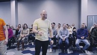 Grupowe okrzyki, natychmiastowy manifest uzdrowienia, zmiana mentalności - tak, to Dotyk Nieba