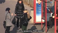 Ciężarna kobieta prosi o papierosa na ulicy. Zobacz, jak reagują przechodnie