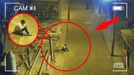Codziennie wieczorem chłopiec siadał pod latarnią uliczną.  Co tam robił? Policjanci byli w szoku!