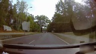 Motocyklista wyjeżdża na czołówkę i wpada pod samochód