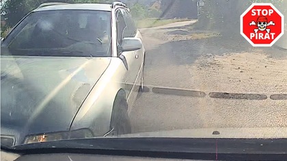 Od Autora: Pijany kierowca nie wyrabia w zakręcie i doprowadza do kolizji.
Dalsze losy sprawcy na ten moment nie są mi znane. Został zabrany przez policje. Policjant tylko powiedział że był nietrzeźwy. Nie było poszkodowanych. Wezwana została karetka ze względu na przewożone przeze mnie dzieci.


POLICJA W AKCJI STOP PIRAT TV  
https://www.youtube.com/watch?vjlz_1UTwAqI&t19s
Zapraszamy!

Zapraszam Cię do zasubskrybowania kanału, ocenienia i skomentowania filmu oraz dalszego udostępniania.
Jeśli masz ciekawy film, wyślij go na adres e-mail: stoppirat2020@gmail.com
Większe filmy możecie wysyłać przez Dysk Google lub bez zakładania konta przez https://wetransfer.com
instagram: stop_pirat
facebook: https://www.facebook.com/STOPPIRAT

Kamera samochodowa to nasza druga para oczu, która widzi więcej i przez cały czas. Zdecydowanie poprawia nasze bezpieczeństwo, a także jest najlepszym pełnomocnikiem w sytuacji wątpliwej, której gdyby nikt nie nagrał, nikt by w jej przebieg nie uwierzył.