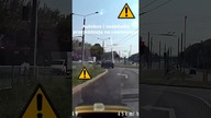 Autobus i osobówka przejeżdżają na czerwonym #shorts #rikordwidjo