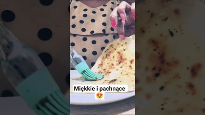 Domowe naan z masłem czosnkowym 