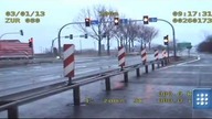 Bez Trzymanki: Jechał skuterem z dziewczyną pod prąd i przez skrzyżowanie