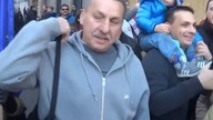 Kodowcy biją ludzi flagami UE