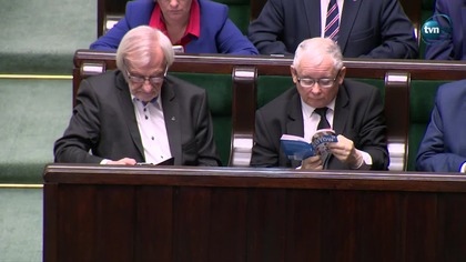 Prezes Kaczyński czyta 