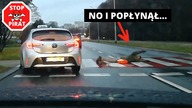 Facet płynie kraulem przez przejście dla pieszych w Rzeszowie.  STOP PIRAT