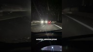 Awaria wycieraczek w Tesli na autostradzie podczas ulewy 