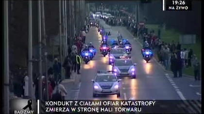 Kondukt żałobny z trumnami 34 ofiar .  Te trumny jadą z Okęcia ale nie przyleciały z Rosji .Katastrofy samolotu nie było w Smoleńsku .  