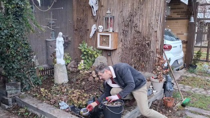 Wymiana wody w oczku i rozmowy z kurami * 21 grudzień 2024