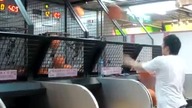 Azjata przy automacie do koszykówki