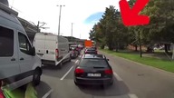 Audi zmienia pas w złym momencie.  Stłuczka do uniknięcia #droga #kolizja #dashcam