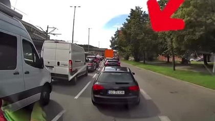 Audi zmienia pas w złym momencie.  Stłuczka do uniknięcia #droga #kolizja #dashcam