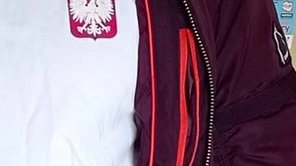 2 Tm 3,1-5
Zapowiedź wielkiego odstępstwa
31 A wiedz o tym, że w dniach ostatnich nastaną chwile trudne. 2 * Ludzie bowiem będą samolubni, chciwi, wyniośli, pyszni, bluźniący, nieposłuszni rodzicom, niewdzięczni, niegodziwi, 3 bez serca, bezlitośni, miotający oszczerstwa, niepohamowani, bez uczuć ludzkich, nieprzychylni, 4 zdrajcy, zuchwali, nadęci, miłujący bardziej rozkosz niż Boga. 5 Będą okazywać poz&oacute;r pobożności, ale wyrzekną się jej mocy. I od takich stroń.

Hipokryzja:
Osoba chodząca do kościoła, ale nie przestrzegająca zasad moralnych, może być postrzegana jako hipokryta, ponieważ jej publiczne praktyki religijne nie odzwierciedlają jej postępowania. Z jednej strony, uczestniczy w obrzędach i ceremoniach, a z drugiej, popełnia czyny, kt&oacute;re są sprzeczne z naukami Kościoła. 

Rozmiłowani w pieniądzach to wyrażenie, kt&oacute;re opisuje ludzi nadmiernie przywiązanych do bogactwa i wartości materialnych, traktujących pieniądze jako najważniejszą rzecz w życiu. Jest to stan, w kt&oacute;rym miłość do pieniędzy staje się dominująca, często kosztem innych wartości, takich jak rodzina, przyjaźń czy zdrowie. Strona Strażnicy przytacza 2 Tymoteusza 3:1-5, gdzie wspomniane jest, że w dniach ostatnich ludzie będą rozmiłowani w pieniądzach.
W Biblii, a konkretnie w 1 Liście do Tymoteusza 6:10, jest napisane: Albowiem korzeniem wszelkiego zła jest miłość pieniędzy; niekt&oacute;rzy, ulegając jej, zbłądzili od wiary i uwikłali się w wiele cierpień. To pokazuje, jak zgubne może być nadmierne przywiązanie do bogactwa. Jezus r&oacute;wnież m&oacute;wił o trudnościach, jakie bogaci mają w wejściu do kr&oacute;lestwa niebieskiego. 
Osoba rozmiłowana w pieniądzach często dąży do ich gromadzenia bez względu na koszty, może być chciwa, skąpa, a nawet gotowa do oszustwa i innych nieuczciwych działań, aby zdobyć więcej. Takie podejście może prowadzić do wielu negatywnych konsekwencji, zar&oacute;wno dla samej osoby, jak i dla jej otoczenia. 


