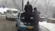 Ciekawy sposób gdy na drodze jest bardzo ślisko
