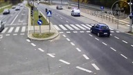 AUTO ZAPALIŁO SIĘ W TRAKCIE JAZDY.  Z POMOCĄ RUSZYLI POLICJANCI