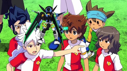 Film zaleca się oglądać serialu po Inazuma Eleven GO: Chrono Stone.

Stworzyłem lektora do Inazuma Eleven GO vs. Danball Senki W za pomocą syntezatora mowy.

Lektor został nałożony na oryginalną japońską ścieżkę dźwiękową, jednak obraz pochodzi z hiszpańskiego fandubbingu z kanału Holders na YouTubie. 