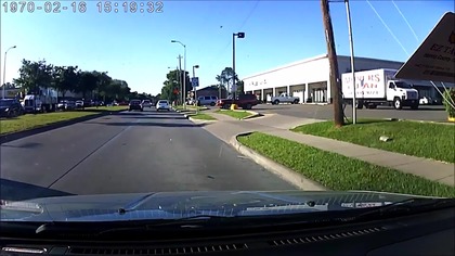 Kobieta celowo wpycha faceta pod samochód