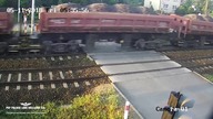Zderzenie auta osobowego z pociągiem towarowym