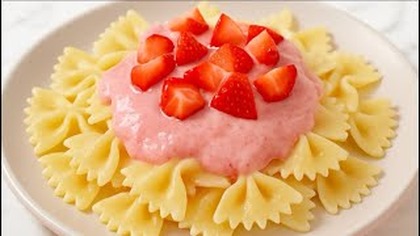 Makaron farfalle z sosem truskawkowym - Letnia fantazja na talerzu 