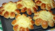 Drożdżówki kwiatuszki z serem i kruszonką-puszyste, mięciutkie, bez wałkowania i formy
