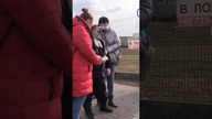 Wzruszające! Pomagają biednej ukraińskiej babci na polskiej granicy