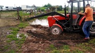 VW Transporter wyciąga z błota traktor