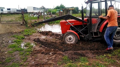 VW Transporter wyciąga z błota traktor