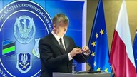 Minister obrony nie odr&oacute;żnia mikrofonu od lampki