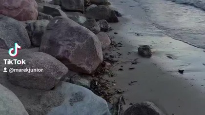 Jeśli ktoś postanowił odejść z Twojego życia przytrzymaj mu drzwi  A potem zamknij je spokojnie.