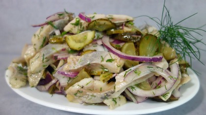 Sałatka śledziowa z czerwoną cebulą  lekka, pyszna i idealna na święta