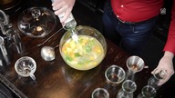 Jak zrobić integracyjny poncz - największy drink na imprezę - przepisy na drinki na Mojbar.pl