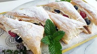 Ciasteczka z ciasta francuskiego z kremem i owocami
