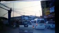 Autobus przejeżdża motocyklistę