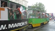 Tramwaj wypełniony kibicami w drodze na stadion
