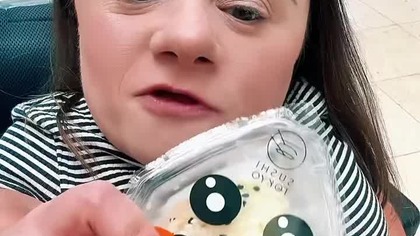 Test Onigiri Łosoś z Żabki  | #shorts | Magdalena Augustynowicz